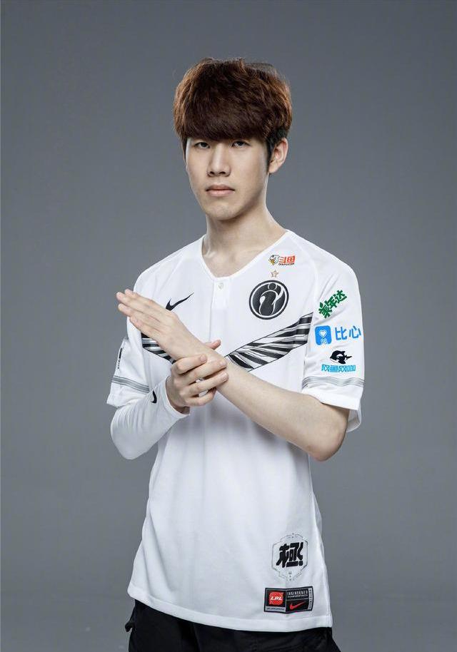 而她也用一 而她也用一